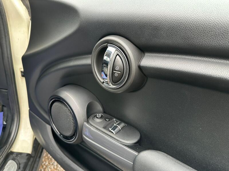 MINI HATCH