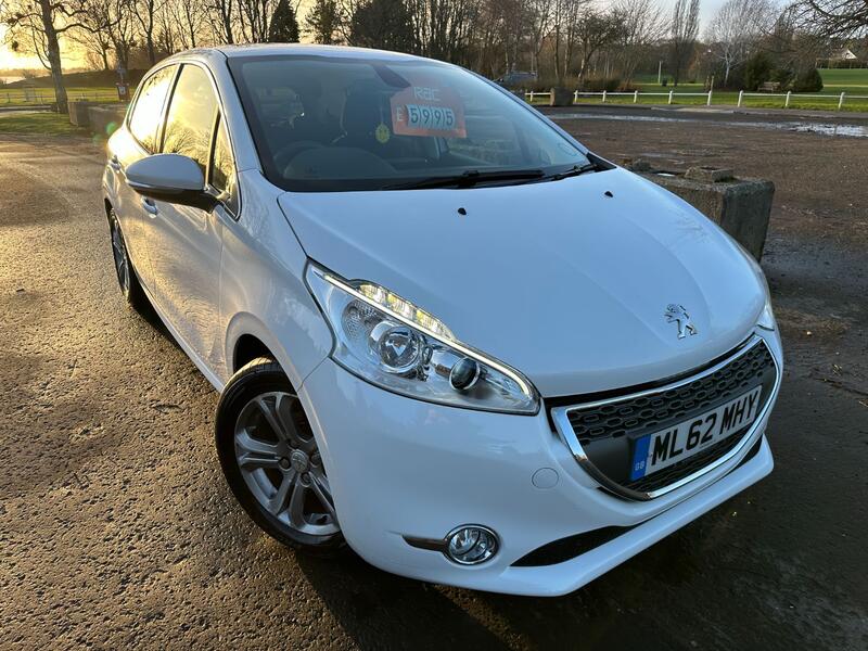 View PEUGEOT 208 1.4 VTi Allure
