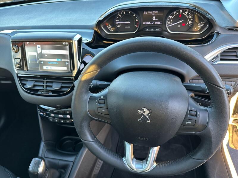PEUGEOT 208